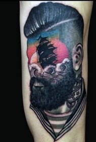手臂彩色的男性肖像和帆船组合纹身图案