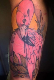 手臂漂亮的粉红色火烈鸟纹身图案