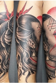手臂彩色女子肖像与饰品纹身图案