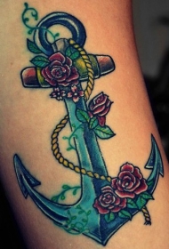 船锚与玫瑰彩色纹身图案