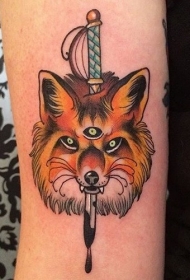 old school彩色神秘的狐狸与血淋淋的剑手臂纹身图案