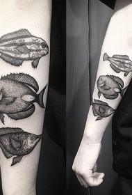 雕刻风格非常可爱的鱼手臂纹身图案