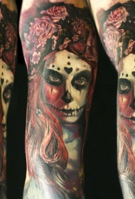 手臂彩色的神秘女人与花朵纹身图案