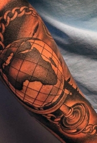 黑灰风格的地球仪与铁链手臂纹身图案