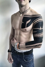 手臂黑色的部落装饰纹身图案