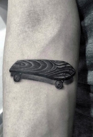 手臂3D风格可爱的木质滑板纹身图案