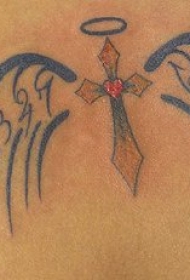 天使翅膀与十字架字母纹身图案