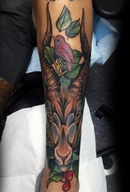 手臂彩色山羊头和叶子小鸟纹身图案