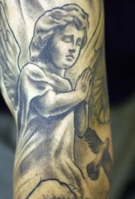 祈祷的可爱小天使纹身图案