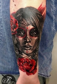 墨西哥传统风格的女子玫瑰手臂纹身图案