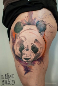 大腿抽象风格彩色的熊猫纹身图案