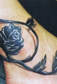 脚踝黑色的3D玫瑰纹身图案