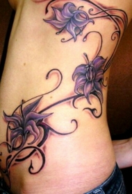 侧肋紫色的异国情调花朵纹身图案