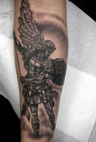 手臂精美的黑白天使战士纹身图案