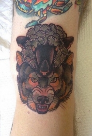 手臂彩色个性的狼头和羊头纹身图案