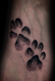 黑色的动物爪印简约纹身图案