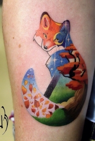 手臂彩色的狐狸与星空和树叶纹身图案