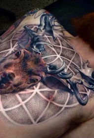 胸部令人敬畏的鹿头和几何图形纹身图案