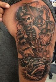 大臂黑色的骷髅海盗与帆船鲨鱼纹身图案