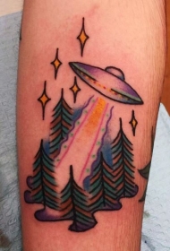 手臂五彩的外星飞船和森林纹身图案
