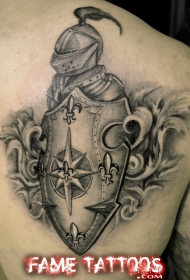 背部3D黑白中世纪骑士与盾牌纹身图案