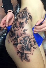 女生大腿个性的黑白玫瑰花纹身图案