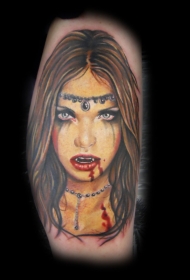 插画风格彩色血腥吸血鬼女人手臂纹身图案