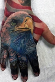 手背逼真的彩色鹰头与美国国旗纹身图案