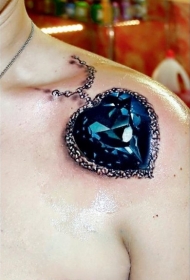 肩部非常逼真的3D蓝色心形钻石纹身图案