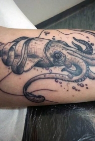 手臂自然好看的黑色小鱿鱼纹身图案