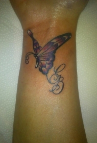 手腕神奇的彩色小蝴蝶和字母纹身图案