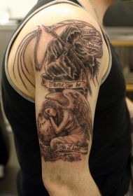 手臂悲伤的黑色死神和天使纹身图案