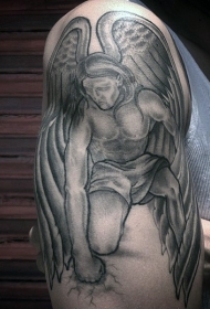 手臂黑色的天使雕像纹身图案