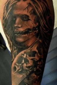 手臂可怕的怪物女人和骷髅纹身图案
