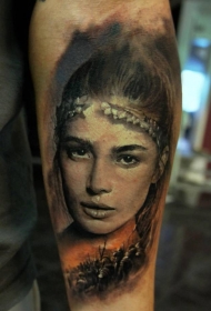 美丽的女性肖像与战士手臂纹身图案