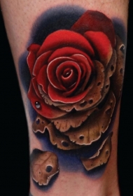 脚踝的玫瑰和枯萎花瓣彩色纹身图案