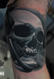 写实风格的灰色骷髅手臂纹身图案