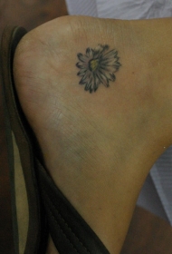 脚踝上的小花纹身图案