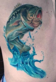 非常逼真的3D彩色大鱼侧肋纹身图案
