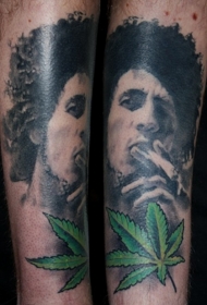 手臂黑白迈克尔杰克孙肖像和绿色叶子纹身图案