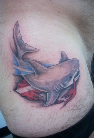 鲨鱼撕裂美国国旗彩色纹身图案