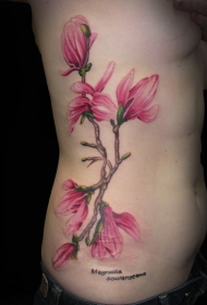 侧肋令人惊讶的明亮粉红色花朵纹身图案