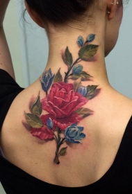 女生背部3D风格自然的彩色玫瑰纹身图案