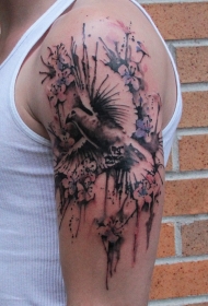 手臂惊人的黑白鸽子和彩色花朵纹身图案