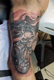 大臂黑灰风格的神秘骷髅战士与手枪纹身图案