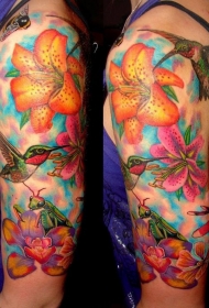 鲜艳的百合花蜂鸟蜜蜂和蚱蜢手臂纹身图案