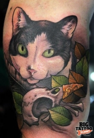 美丽的彩色猫与鸟头骨树叶手臂纹身图案