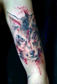 手臂抽象风格的彩色血腥狼纹身图案
