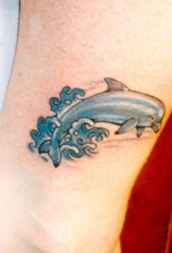 脚踝蓝色的小海豚纹身图案