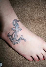 脚背蓝色的船锚纹身图案